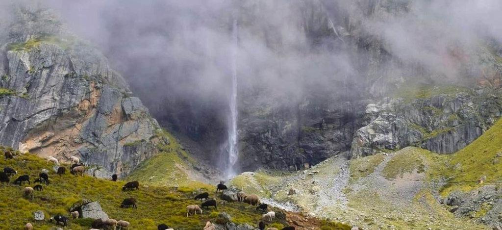 vasudhara fall, uttarakhand