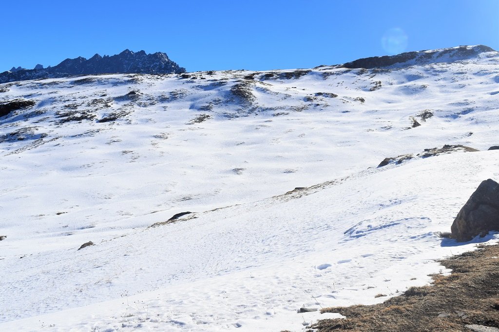 snow coverd mountains on kuari pass trek